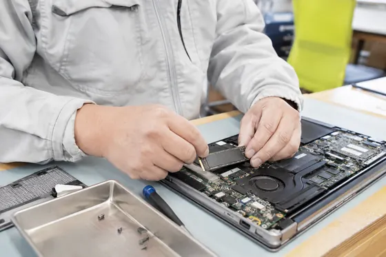 ノートパソコンのSSDを交換する作業